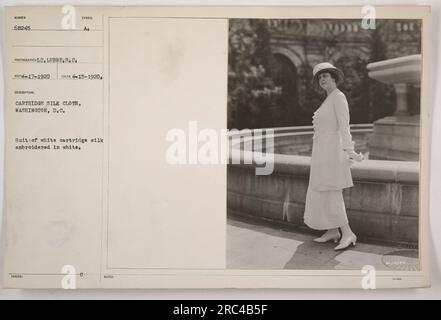 Un abito realizzato in tessuto di seta a cartuccia bianca ricamato in bianco. Questa foto è stata scattata il 15 aprile 1920 a Washington, D.C. La tuta è stata emessa e porta il simbolo A₂. Il fotografo era L2, Lubbe.S.C.. La tuta è etichettata con il numero 68245. Foto Stock