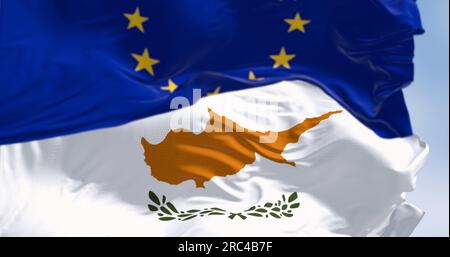 Bandiera cipriota che sventola con bandiera dell'Unione europea. Unità simbolica e orgoglio. Perfetto per l'identità nazionale, la cooperazione europea. rendering dell'illustrazione 3d. F Foto Stock