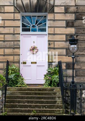 Miranda Dickson casa georgiana con porta rosa pallido appena dipinta con corona, Drummond Place, Edinburgh New Town, Scotland, UK Foto Stock