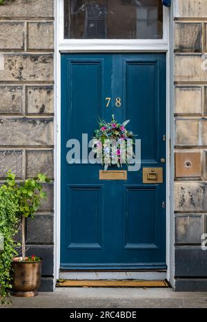 Porta d'ingresso in stile georgiano con corona, Edinburgh New Town, Scozia, Regno Unito Foto Stock