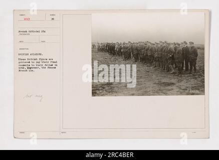 Gli aviatori britannici rendono omaggio all'asso francese, Guynemer, durante la prima guerra mondiale. La foto cattura il momento cupo mentre si riuniscono per onorare il loro compagno caduto. L'unità tra gli alleati è evidente in questa potente immagine. Fotografo: Sconosciuto. Foto Stock