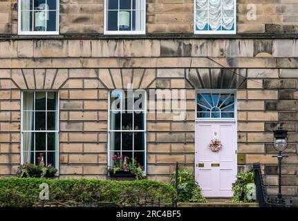Miranda Dickson casa georgiana con porta rosa pallido appena dipinta con corona, Drummond Place, Edinburgh New Town, Scotland, UK Foto Stock