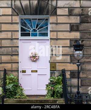 Miranda Dickson casa georgiana con porta rosa pallido appena dipinta con corona, Drummond Place, Edinburgh New Town, Scotland, UK Foto Stock