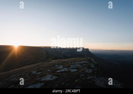 Ultima luce del sole prima del tramonto dalla cima Tologorri nella catena montuosa di Gorobel Foto Stock