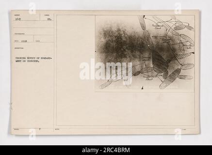 "Schizzo che mostra l'effetto dei bombardamenti sulle trincee durante la prima guerra mondiale Questa fotografia, scattata nel 1918 da Red, illustra l'impatto del fuoco dell'artiglieria sulle trincee. Lo schizzo sottolinea la distruzione causata dall'attacco. Fa parte della collezione di attività militari americane durante la guerra." Foto Stock