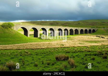 Una vista mozzafiato del viadotto di Dandry Mire appena fuori dalla stazione ferroviaria di Garsdale, in cima a Garsdale in Cumbria, con una spruzzata di sole sul viadotto Foto Stock