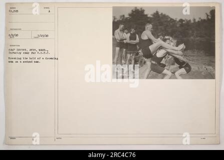 Soldati a Camp Devens ad Ayer, Massachusetts, che partecipano all'addestramento R.O.T.C. Un soldato sta salvando un altro dall'annegamento. Foto scattata il 2 agosto 1920, con il numero di riferimento 69.025. Foto Stock