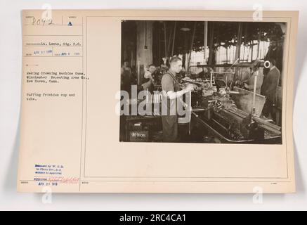 Un operaio della Winchester Repeating Arms Co. A New Haven, Connecticut lucida e leviga la coppa di attrito e il tubo di una mitragliatrice Browning. La fotografia, scattata nell'aprile 1918 dal tenente Lents, mostra il processo di produzione di queste armi durante la prima guerra mondiale. Foto Stock