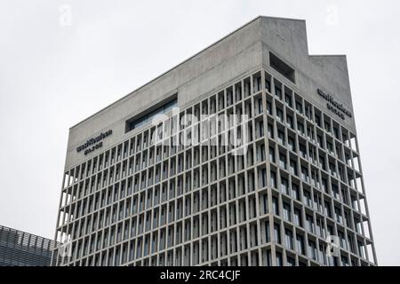 Facciate di edifici moderni nel quartiere culturale di West Kowloon, Hong Kong, Cina Foto Stock