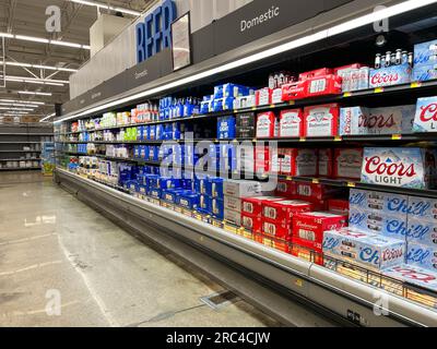 Norfolk, Nebraska USA - 12 maggio 2023: The Beer Aisle in un negozio Walmart senza persone. Foto Stock