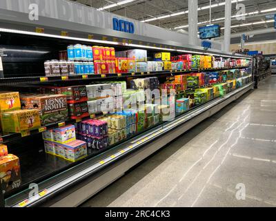 Norfolk, Nebraska USA - 12 maggio 2023: La corsia della birra IPA in un negozio Walmart senza persone. Foto Stock