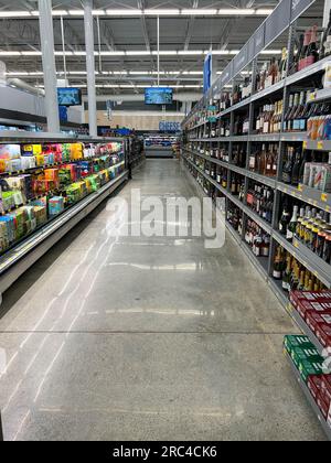 Norfolk, Nebraska USA - 12 maggio 2023: The Champagne and Wine Aisle in un negozio Walmart senza persone. Foto Stock