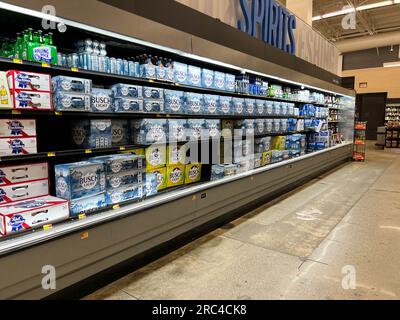 Norfolk, Nebraska USA - 12 maggio 2023: The Beer Aisle in un negozio Walmart senza persone. Foto Stock