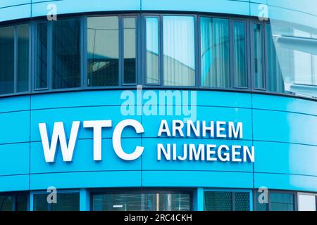 Arnhem, Paesi Bassi - 11 giugno 2023: Logo WTC Arnhem - Nijmegen sulla facciata blu di un edificio ufficiale Foto Stock