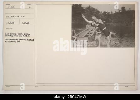 I soldati a Camp Devens, Ayer, Massachusetts, dimostrano una tecnica per salvare un uomo annegato durante l'addestramento ROTC. Un'immagine catturata dal sergente tee Hitz il 2 agosto 1920 mostra un soldato in azione. Questa fotografia fa parte della collezione che documenta le attività militari americane durante la prima guerra mondiale. Foto Stock