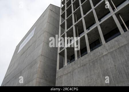 Facciate di edifici moderni nel quartiere culturale di West Kowloon, Hong Kong, Cina Foto Stock