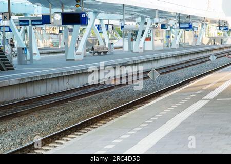 Arnhem, Paesi Bassi - 11 giugno 2023: Binario vuoto e ferrovia alla stazione centrale di Arnhem Foto Stock