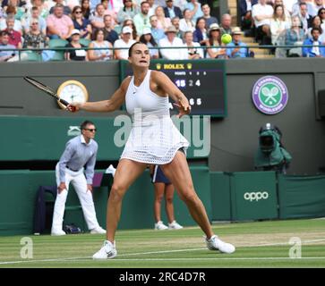 Londra, Regno Unito. 12 luglio 2023. La bielorussa Arnya Sabalenka gioca un backhand nel suo match dei quarti di finale contro l'americana Madison Keys ai campionati di Wimbledon 2023 a Londra mercoledì 12 luglio 2023. Foto di Hugo Philpott/UPI credito: UPI/Alamy Live News Foto Stock