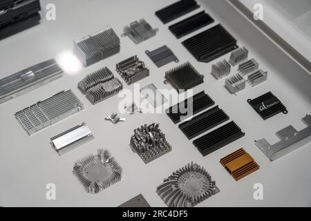 Varie vecchie schede madri e accessori per computer Foto Stock