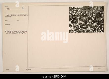 La folla si riunisce all'apertura del prestito Fourth Liberty a New York City. La foto è stata scattata dal fotografo della S.C.Columbia University. L'immagine mostra il simbolo del prestito Liberty visualizzato. Questa fotografia è inclusa nell'archivio storico della Columbia University, con il numero di riferimento 46726. Le note del 2011 indicano il significato dell'evento. Foto Stock