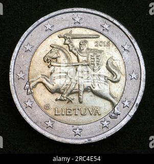 Sul retro, la faccia nazionale della moneta da 2 euro dalla Lituania mostra lo stemma della Repubblica di Lituania coniato nel 2015, moneta standard Foto Stock