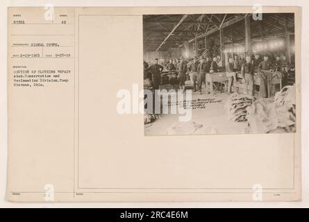 Una sezione del negozio di riparazione di abbigliamento nella Conservation and Reclamation Division a Camp Sherman, Ohio. La fotografia mostra i lavoratori impegnati in riparazioni. Questa immagine è stata scattata il 25 settembre 1918 ed è stata emessa dal Signal Corps. Foto Stock