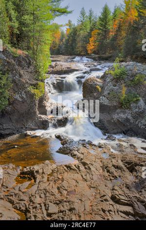 Le cascate del fiume Potato, una splendida cascata vicino a Gurney Wisconsin, si tuffano nel fiume delle patate a 90 metri circa. Parco cittadino con campeggi rustici disponibili. Foto Stock