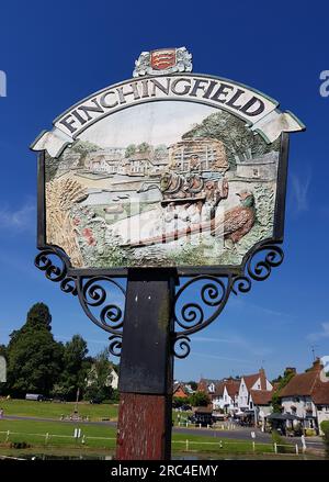 Vista del cartello del villaggio e dei cottage a Finchingfield, Essex, Regno Unito. Foto Stock