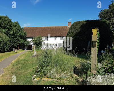 Il cimitero e la sala delle corporazioni a Finchingfield, Essex, Regno Unito. Foto Stock