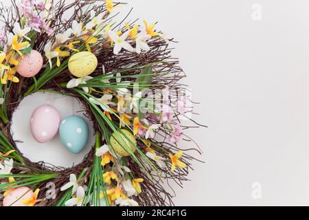 Feste religiose, Pasqua, corona floreale decorata con uova colorate. Decorazioni Foto Stock