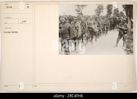 Truppe italiane durante la prima guerra mondiale. Fotografia scattata da SER 16.049, con il Consiglio del fotografo di utilizzare l'immagine per "PRENDE H SIMBOLO 8/18 BU NOTE". L'immagine cattura le attività del personale militare italiano durante la guerra. Foto Stock