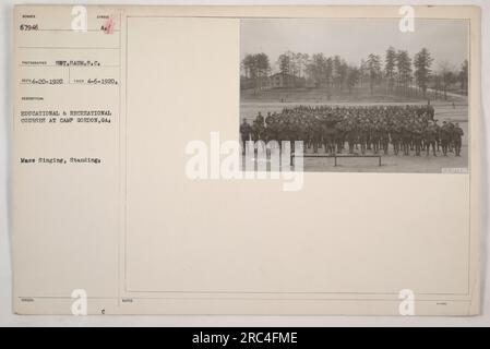 Soldati che partecipano a corsi educativi e ricreativi a Camp Gordon, Georgia. La fotografia mostra un gruppo di soldati impegnati in un'attività di canto di massa. L'immagine è stata scattata il 6 aprile 1920 dal fotografo SBT.SAUM.S.C. Questo evento faceva parte dei programmi educativi e ricreativi offerti ai soldati di stanza a Camp Gordon. Foto Stock