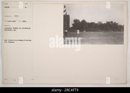 Tenente R.G. Lehman partecipa a eventi sportivi a Jefferson Barracks, Missouri. Si vede qui che lancia il disco. Questa foto è stata scattata nel 1920 dal fotografo S.C. L'immagine ha il numero di identificazione 68995 ed è stata emessa con la descrizione del simbolo: Eventi sportivi a Jefferson Barracks, Missouri. Foto Stock