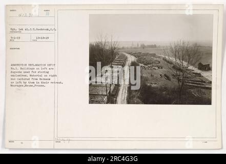 Sgt. 1° cl. J. T. Seabrook ha scattato questa foto il 3-1-19 al Deposito di recupero delle munizioni n. 1 a Mauvages, Mosa, Francia durante la prima guerra mondiale L'immagine mostra i dugouts a sinistra usati per immagazzinare esplosivi, e i materiali a destra che sono stati catturati dai tedeschi o lasciati da loro durante la ritirata. Foto Stock