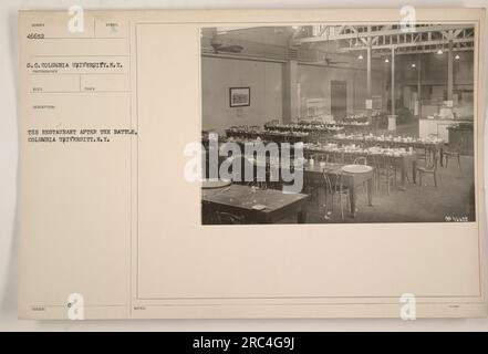 La fotografia cattura le conseguenze di una battaglia al ristorante della Columbia University, situato a New York City durante la prima guerra mondiale La scena mostra distruzione e danni ai locali. L'immagine è numerata 46652 e riporta la descrizione del fotografo e le iniziali della Columbia University. Foto Stock