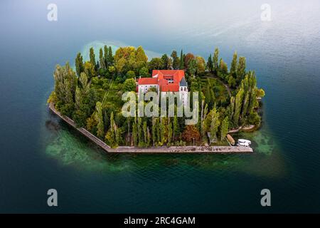 Visovac, Croazia - Vista aerea dell'incredibile isola del monastero cristiano di Visovac nel Parco Nazionale di Krka in una mattina d'estate con verde fogliame e blu Foto Stock