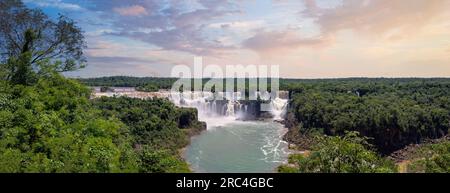 Brasile, popolare destinazione turistica del parco nazionale delle cascate di Iguazú, paesaggi panoramici. Foto Stock