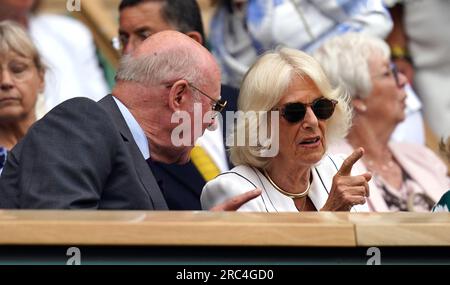 La regina Camilla e il presidente dell'AELTC Ian Hewitt (a sinistra) nel palco reale il decimo giorno dei Campionati di Wimbledon 2023 all'All England Lawn Tennis and Croquet Club di Wimbledon. Data foto: Mercoledì 12 luglio 2023. Foto Stock