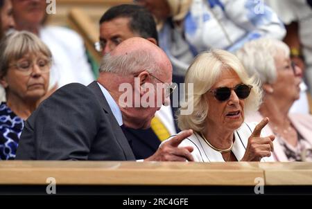 La regina Camilla e il presidente dell'AELTC Ian Hewitt (a sinistra) nel palco reale il decimo giorno dei Campionati di Wimbledon 2023 all'All England Lawn Tennis and Croquet Club di Wimbledon. Data foto: Mercoledì 12 luglio 2023. Foto Stock