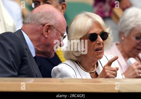 La regina Camilla e il presidente dell'AELTC Ian Hewitt (a sinistra) nel palco reale il decimo giorno dei Campionati di Wimbledon 2023 all'All England Lawn Tennis and Croquet Club di Wimbledon. Data foto: Mercoledì 12 luglio 2023. Foto Stock