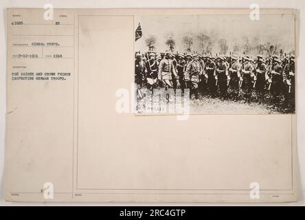 Il Kaiser Guglielmo II e il principe ereditario ispezionano le truppe tedesche durante la prima guerra mondiale. Questa fotografia, scattata nel 1918, mostra il Kaiser e il principe ereditario che osservano le truppe. L'immagine è stata catturata da un fotografo del Signal Corps ed è stata classificata con il numero 47225. Foto Stock