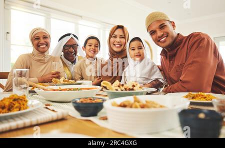 Cibo, ritratti e musulmani con una grande famiglia a tavola per eid mubarak, celebrazione islamica e pranzo. Festival Ramadan, cultura e iftar con le persone Foto Stock