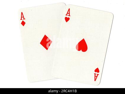 Carte da gioco vintage che mostrano un paio di assi su sfondo bianco. Foto Stock