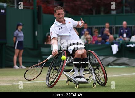 Alfie Hewitt in azione contro Joachim Gerard durante il quarto di finale del Gentlemen's Quad Wheelchair Singles il giorno 10 dei Campionati di Wimbledon 2023 all'All England Lawn Tennis and Croquet Club di Wimbledon. Data foto: Mercoledì 12 luglio 2023. Foto Stock