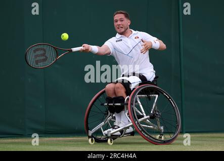 Alfie Hewitt in azione contro Joachim Gerard durante il quarto di finale del Gentlemen's Quad Wheelchair Singles il giorno 10 dei Campionati di Wimbledon 2023 all'All England Lawn Tennis and Croquet Club di Wimbledon. Data foto: Mercoledì 12 luglio 2023. Foto Stock