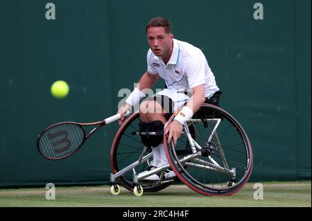 Alfie Hewitt in azione contro Joachim Gerard durante il quarto di finale del Gentlemen's Quad Wheelchair Singles il giorno 10 dei Campionati di Wimbledon 2023 all'All England Lawn Tennis and Croquet Club di Wimbledon. Data foto: Mercoledì 12 luglio 2023. Foto Stock