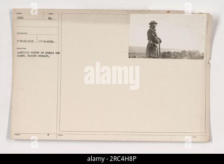 La sentinella americana di stanza a Chemin des Dames, una posizione strategica chiave durante la prima guerra mondiale, di fronte alla Germania. Questa fotografia, numerata 7599, è stata scattata nel febbraio 1918. L'immagine mostra un tipico soldato americano che assolve il suo dovere di guardia anteriore. Foto Stock