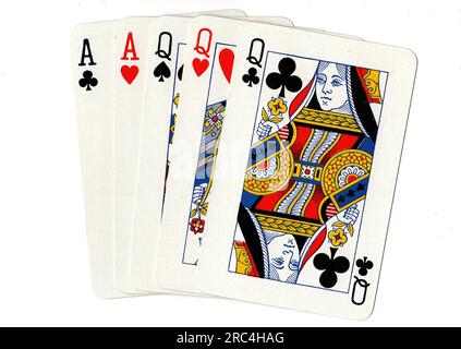 Una mano da poker di carte da gioco che mostra una casa piena di regine e assi su sfondo bianco. Foto Stock