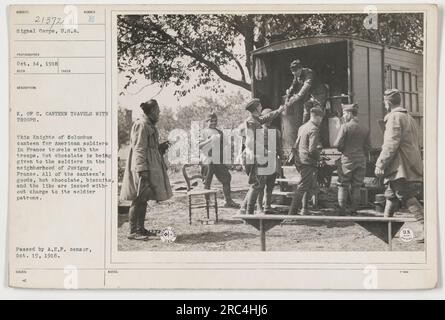 I Cavalieri di Colombo viaggiano con le truppe in Francia durante la prima guerra mondiale. In questa foto, i soldati nel quartiere di Juvigny ricevono cioccolata calda dalla mensa. Tutti i prodotti, come cioccolata calda e biscotti, sono forniti gratuitamente ai soldati. Fotografia approvata da A.E.F. censor il 19 ottobre 1918. Foto Stock