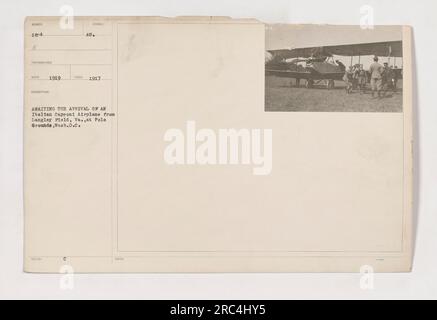 Soldati in piedi nel Potomac Park, Polo Grounds, Washington D.C. nel 1917, in attesa dell'arrivo di un aereo italiano Caproni da Langley Field, Virginia. La foto è la numero 10-A scattata dal fotografo ECO nel 1919 e descritta con il simbolo C AU. Foto Stock